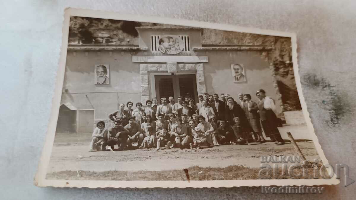 С-ка Мъже и жени пред сграда с портр. на Благоев и Димитров