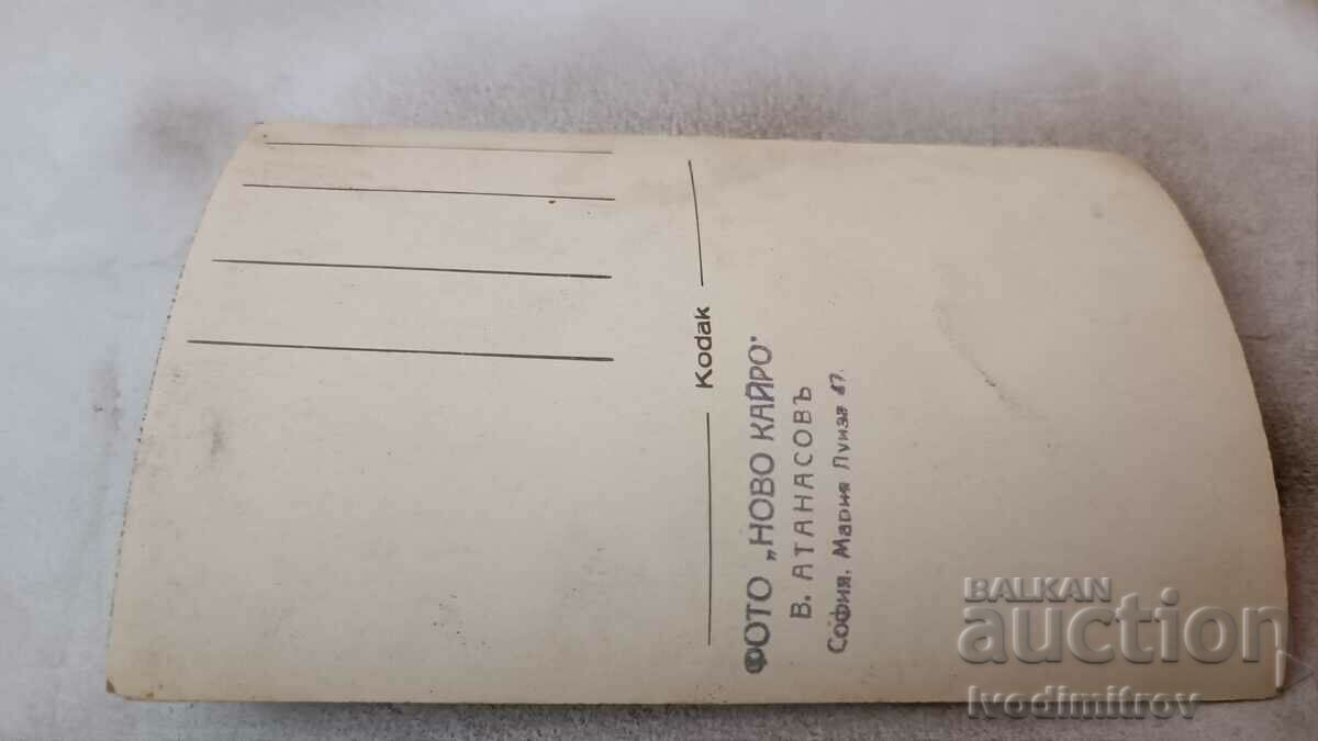 Υπεύθυνος φωτογραφίας και νεαρή γυναίκα με τιμή 1.15 BGN | € 0.59 Υπεύθυνος φωτογραφίας και νεαρή γυναίκα με τιμή 1.15 BGN | € 0.59