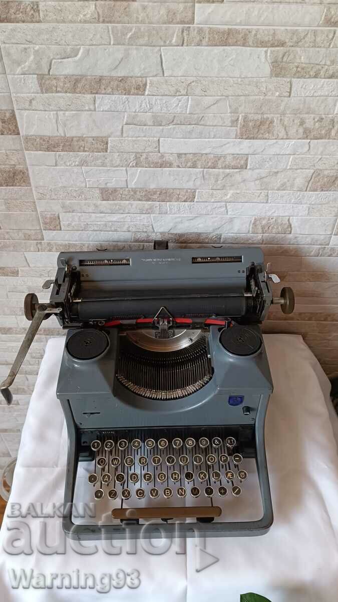 Δημοπρασία Παλιά γραφομηχανή TRIUMPH STANDART 12 - Κατασκευάζεται στη Γερμανία Δημοπρασία Παλιά γραφομηχανή TRIUMPH STANDART 12 - Κατασκευάζεται στη Γερμανία