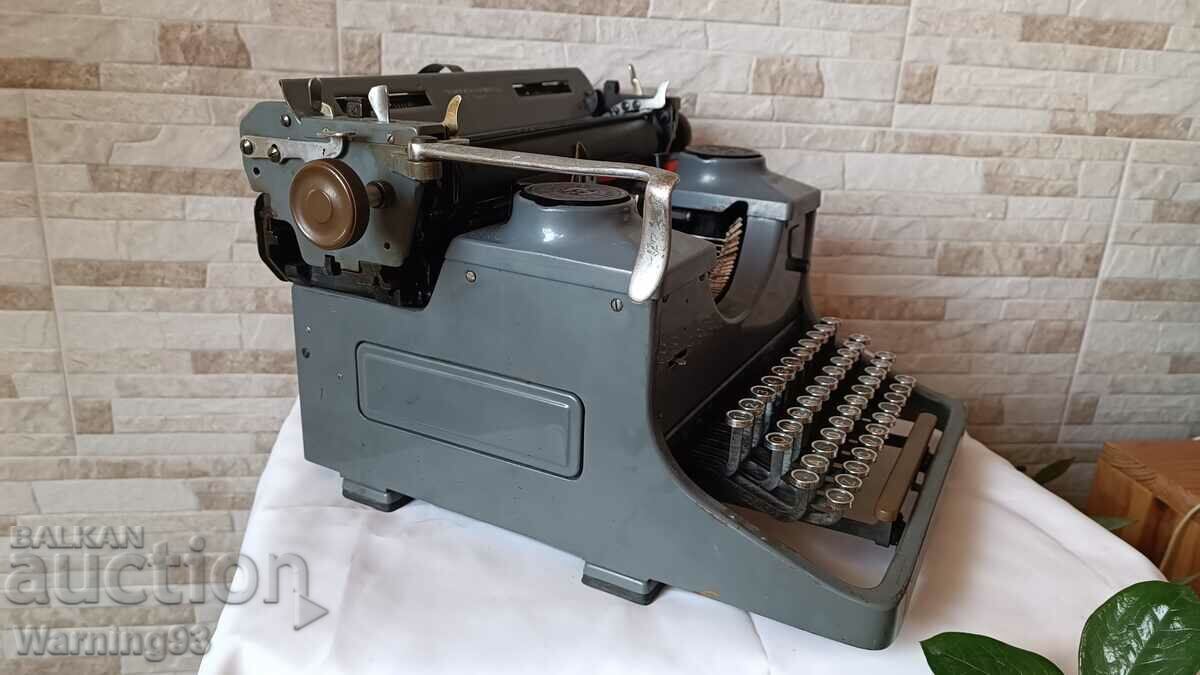 Παράδοση Παλιά γραφομηχανή TRIUMPH STANDART 12 - Κατασκευάζεται στη Γερμανία Παράδοση Παλιά γραφομηχανή TRIUMPH STANDART 12 - Κατασκευάζεται στη Γερμανία