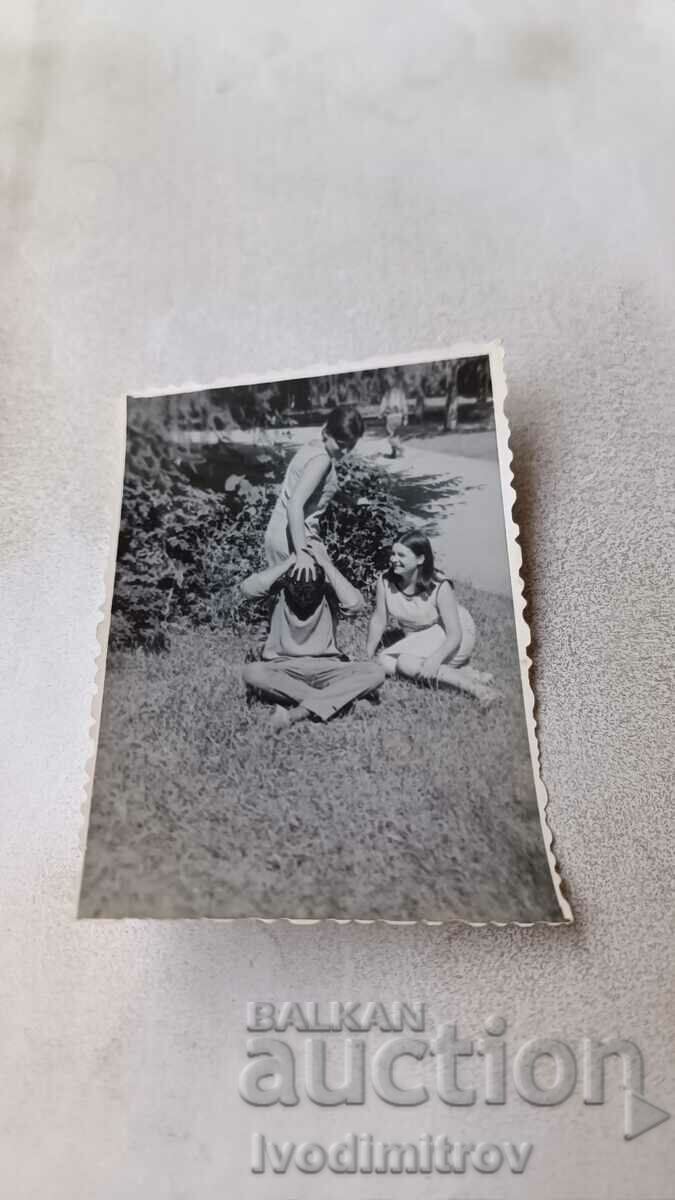 Снимка Младеж и две млади момичета в парка