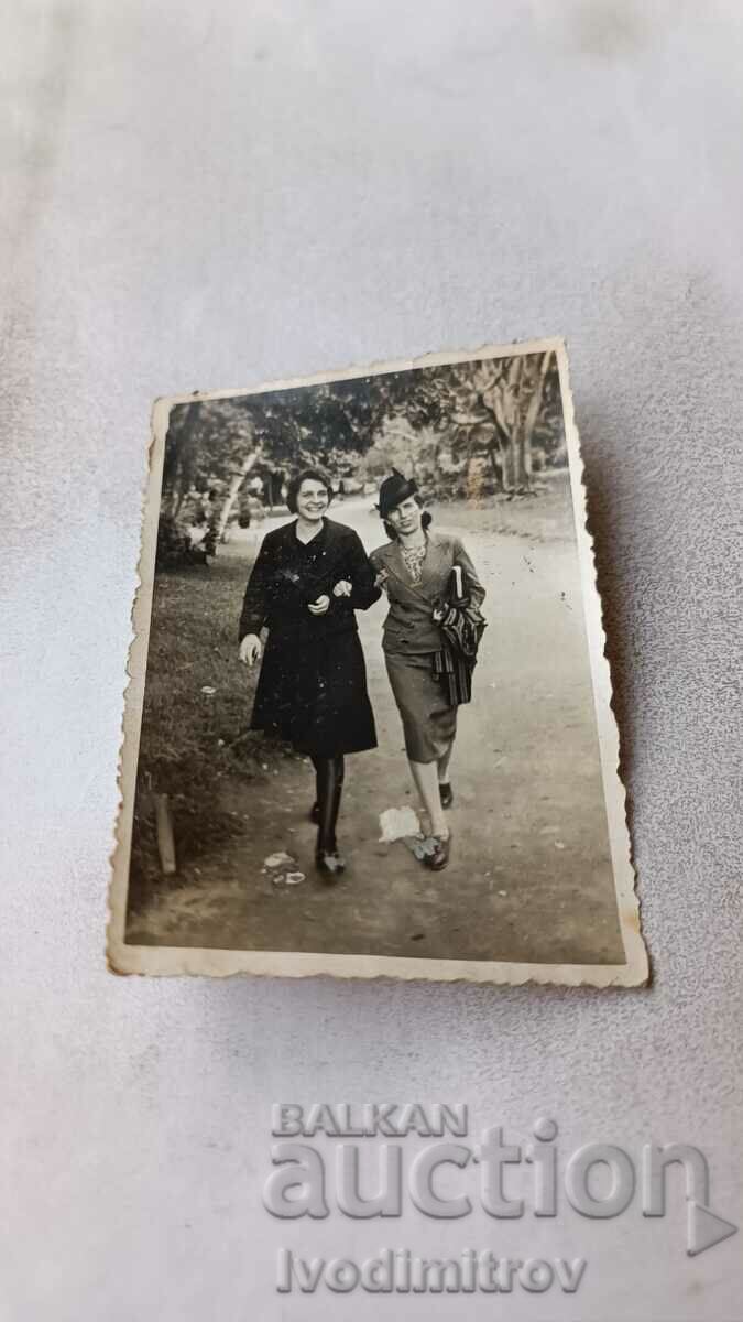 Φωτογραφία Plovdiv Δύο νεαρές γυναίκες στον κήπο Τσάρος Συμεών 1940