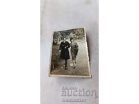 Снимка Пловдивъ Две млади жени в градината Царъ Симеонъ 1940