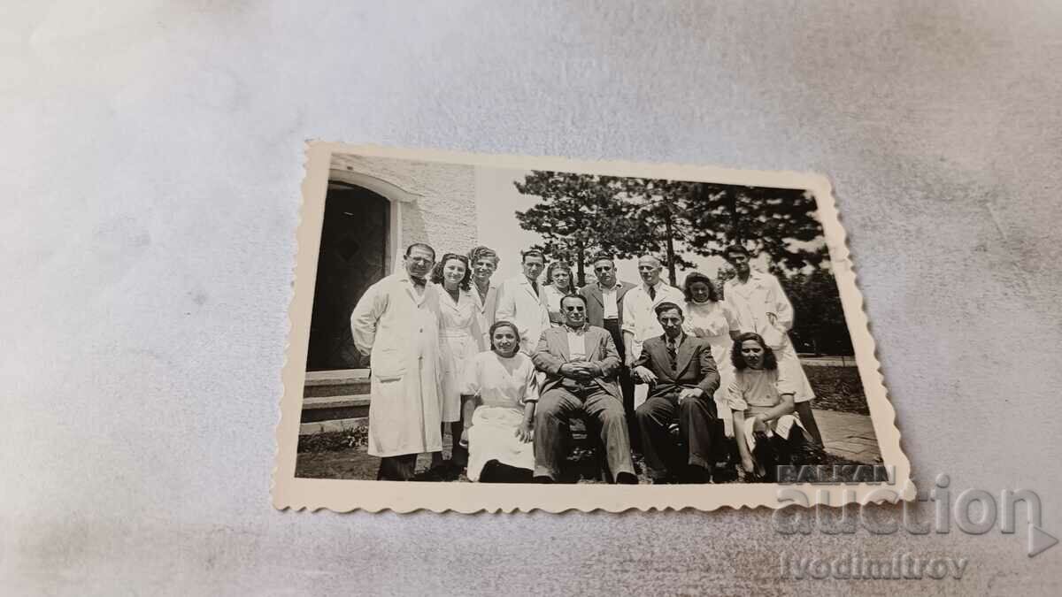 Photo Men and women in white aprons