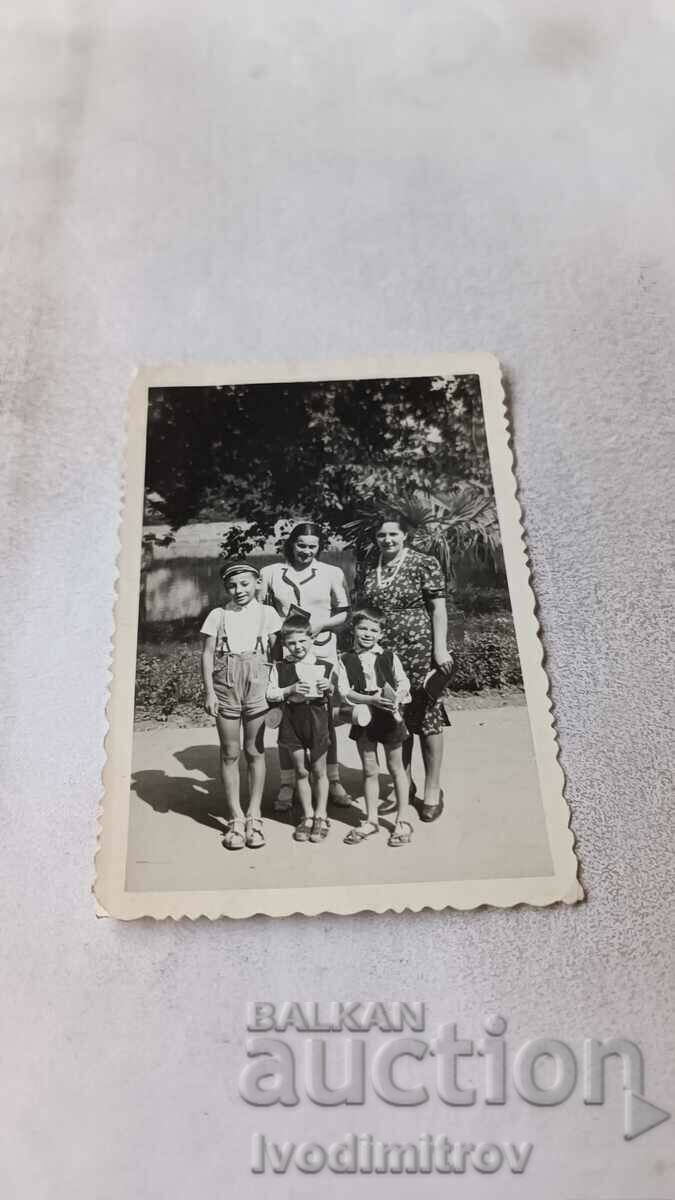 Снимка Две жени и три деца в парка