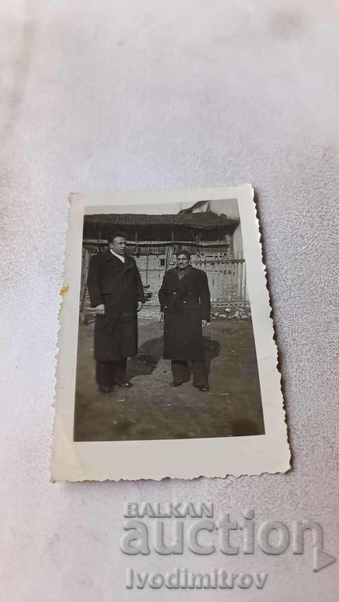 Φωτογραφία Δύο άνδρες μπροστά από μια εξοχική κατοικία 1938