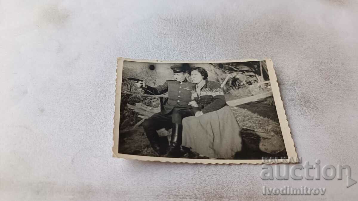 Fotografie Un ofițer și o tânără așezată pe o bancă