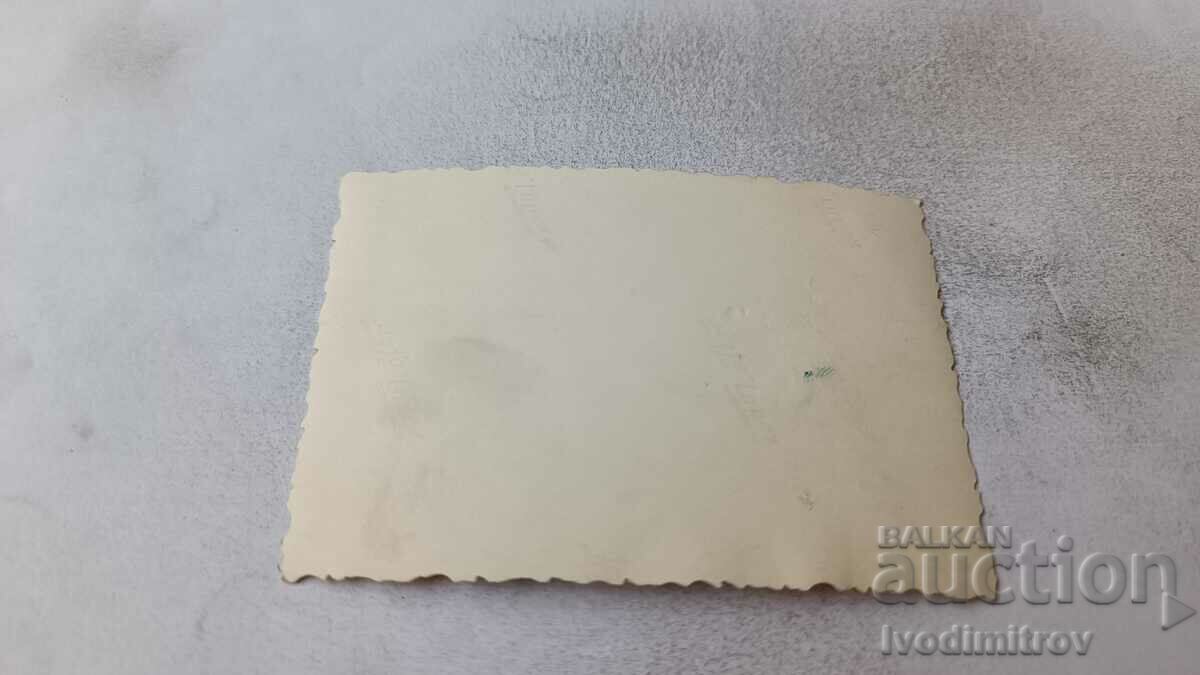 Αξιωματικοί φωτογραφιών και ένα αγόρι που κάθεται στο γρασίδι με τιμή 1.35 BGN | € 0.69 Αξιωματικοί φωτογραφιών και ένα αγόρι που κάθεται στο γρασίδι με τιμή 1.35 BGN | € 0.69