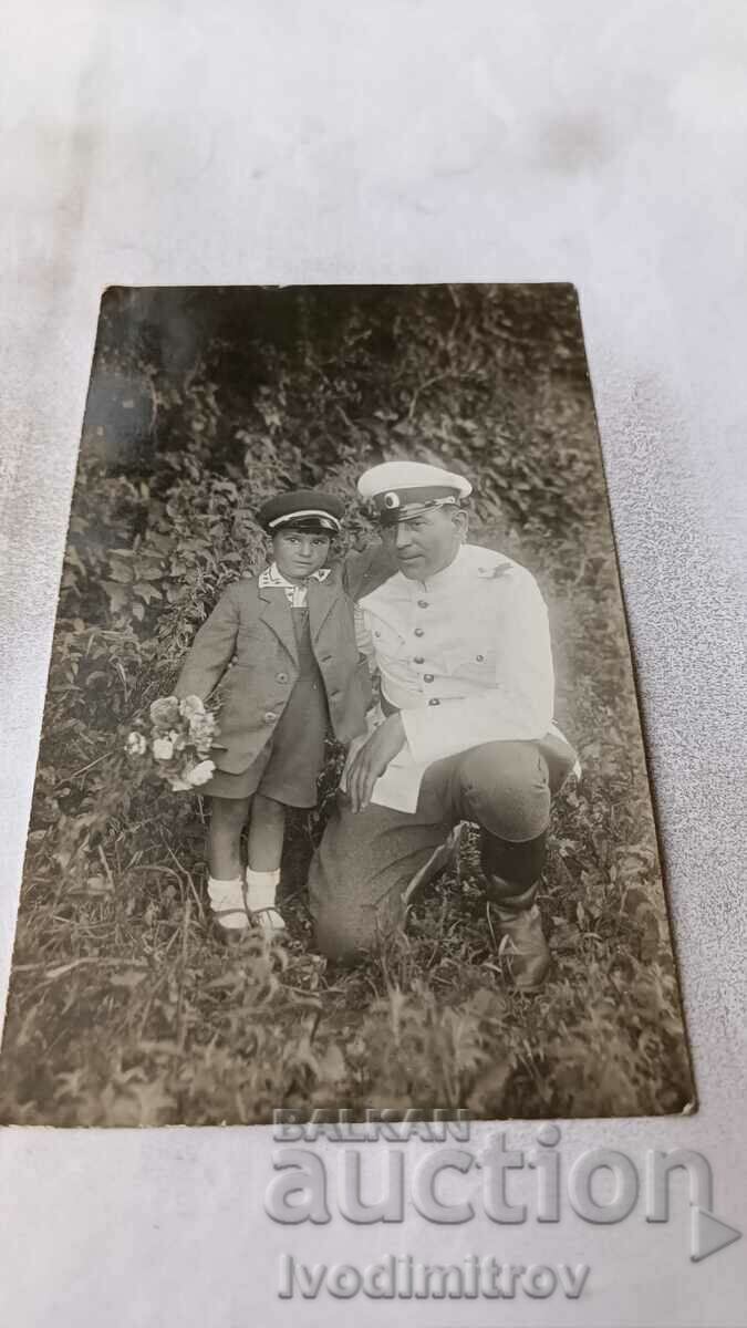 Снимка Офицер и малко момче 1933