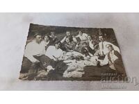 Снимка Мъже жени и деца на пикник на поляната