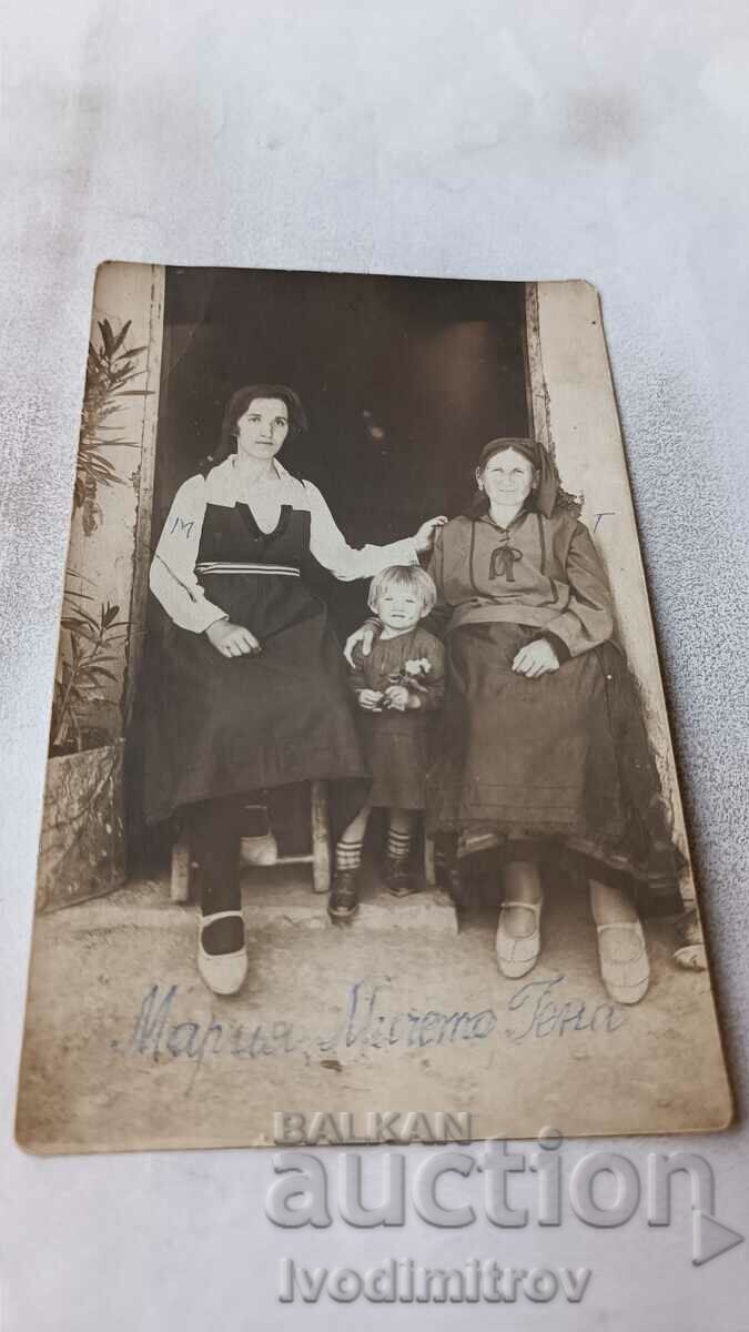 Fotografie Lakatnika Două femei și o fetiță 1932