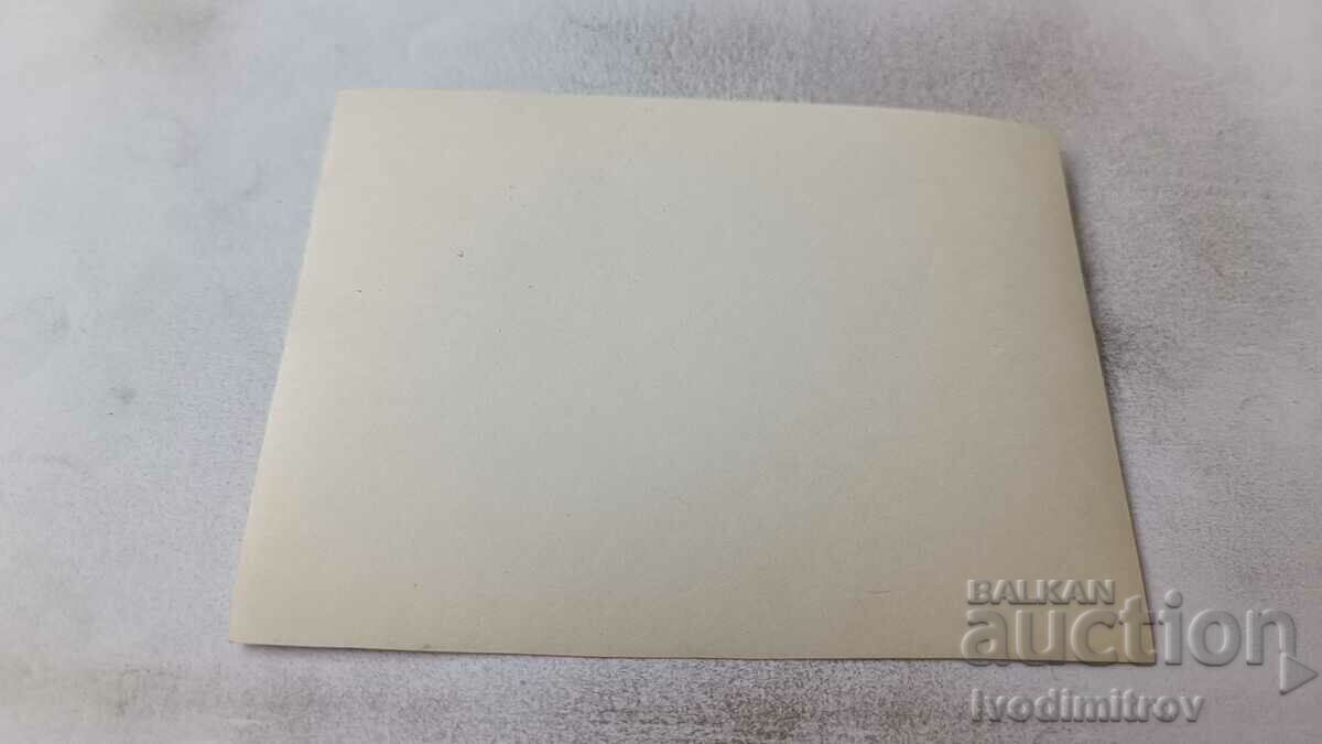 Φωτογραφία Άνδρες και γυναίκες μπροστά από την είσοδο μιας σπηλιάς με τιμή 1.35 BGN | € 0.69 Φωτογραφία Άνδρες και γυναίκες μπροστά από την είσοδο μιας σπηλιάς με τιμή 1.35 BGN | € 0.69