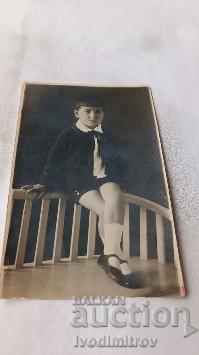 Foto Băiat așezat pe un scaun 1935