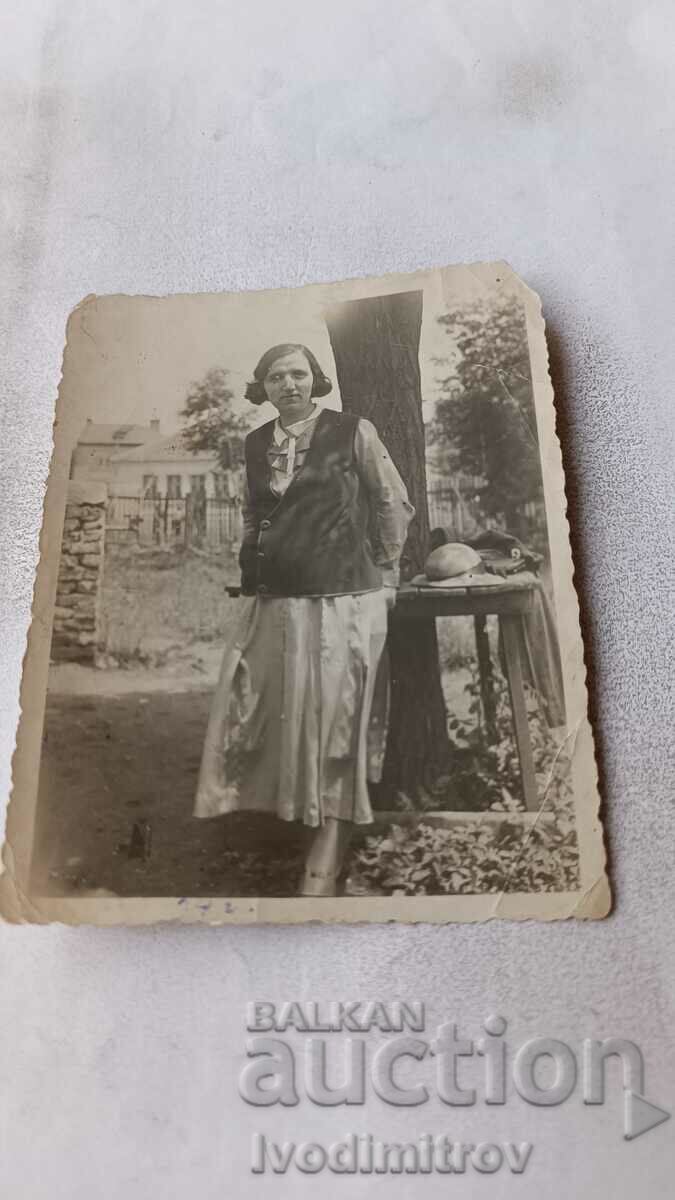 Σ. Γυναίκα στην αυλή του παλιού σπιτιού του Αγ. Αγίας Κρίλης και Μεθοδίου