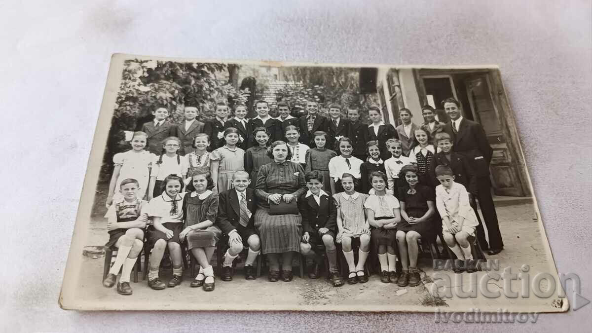 Αγίας Σοφίας Μαθητές από το IV τμήμα. με τους δασκάλους του 1939-1940