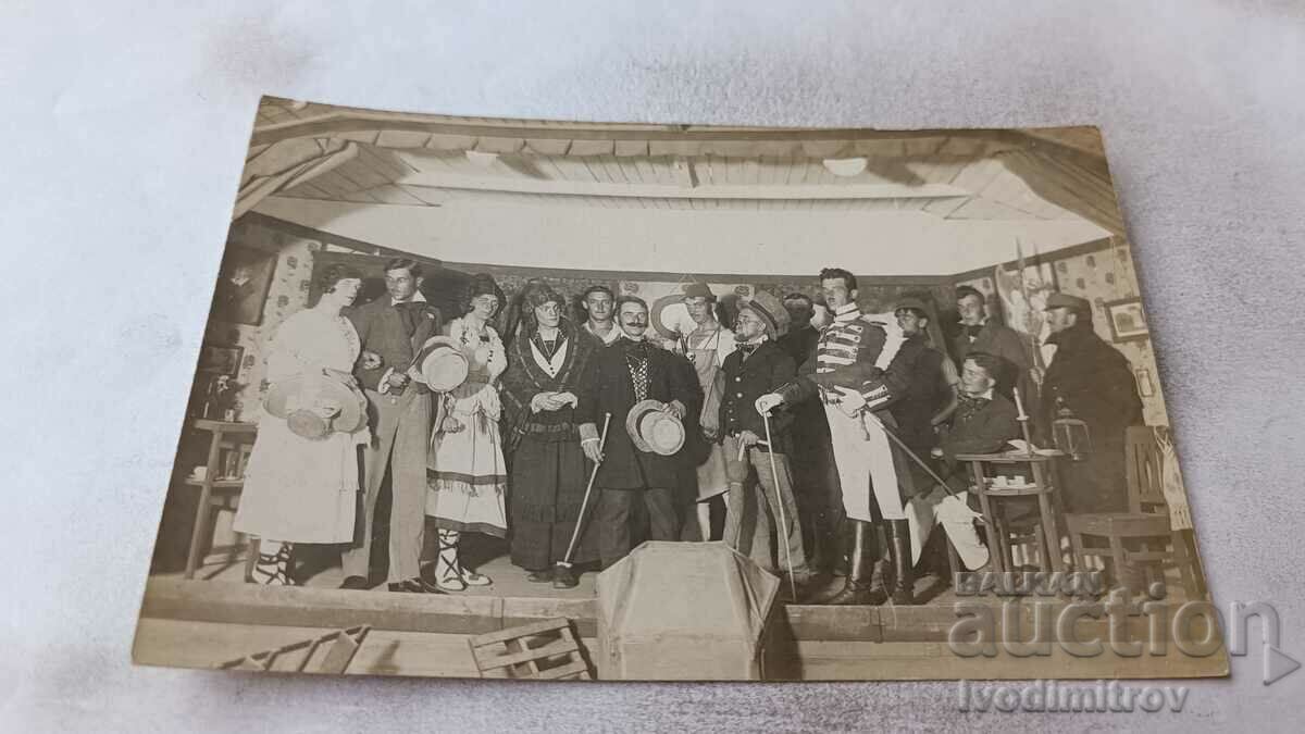 Снимка Мъже и жени в карнавални костюми на сцена