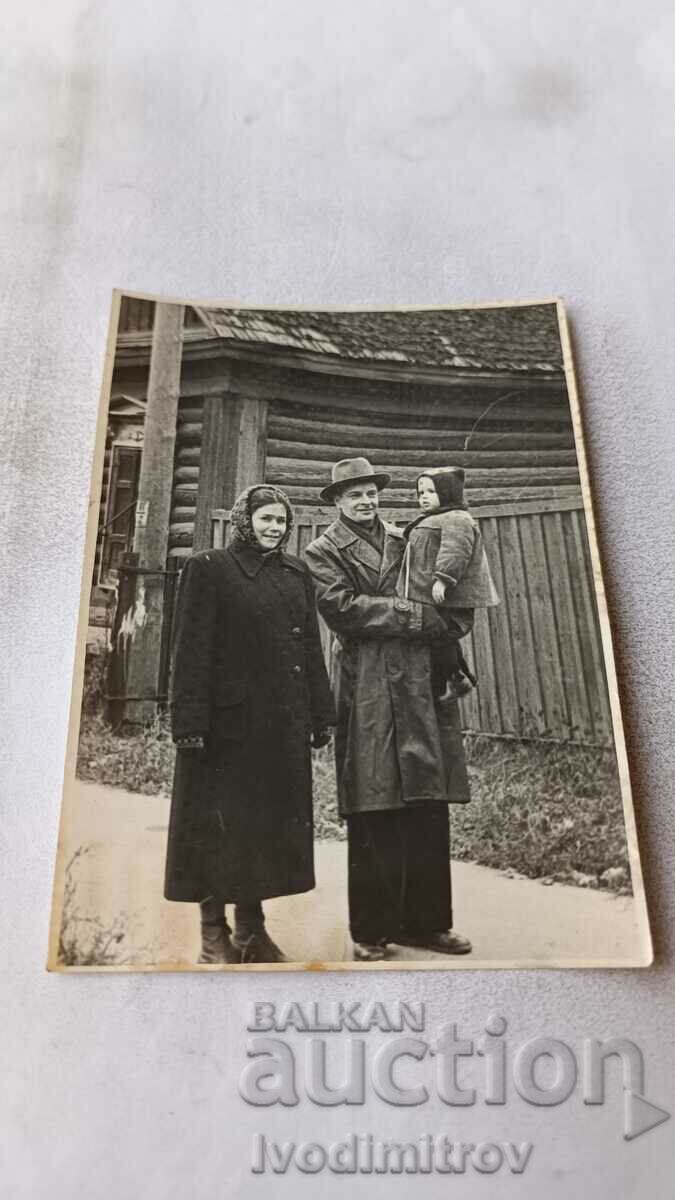 Photo Man, woman and little boy on the street