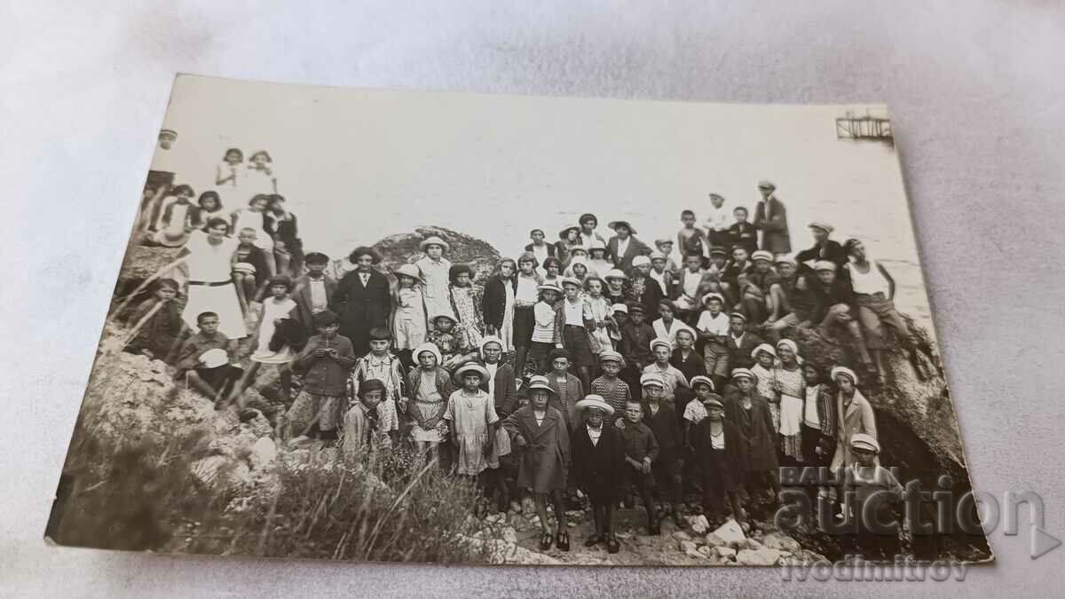 Снимка Св. Константинъ Деца и учители покрай морето 1931