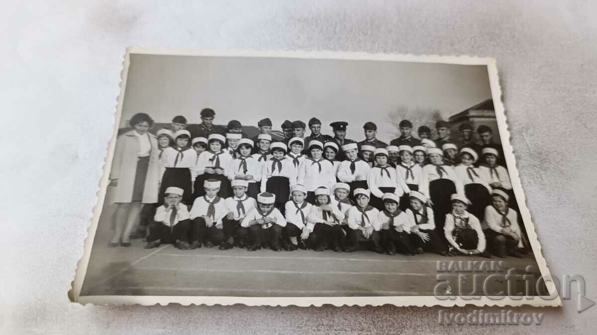 Foto Soldații și chavdarchets cu profesorul lor