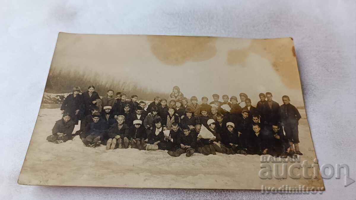 Снимка Любимецъ Ученици със своята учителка на снега 1932