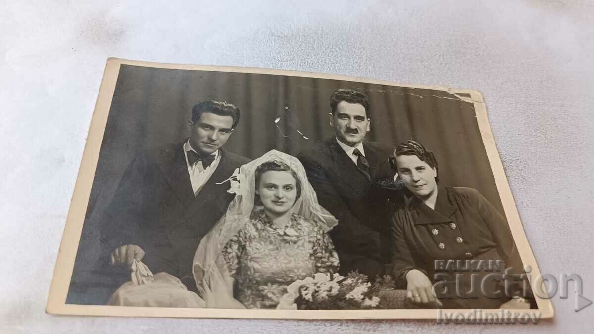 Φωτογραφία Σοφία Νεόνυμφοι με τους φίλους τους 1941