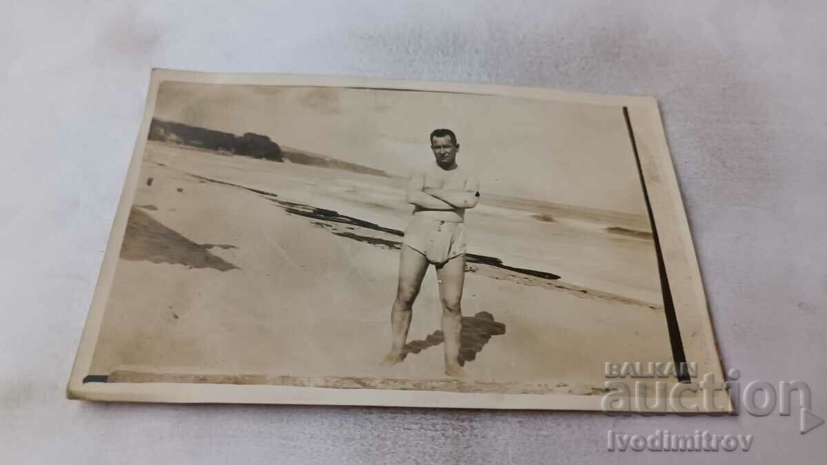 Fotografie Varna Un bărbat într-un costum de baie retro pe malul mării 1927