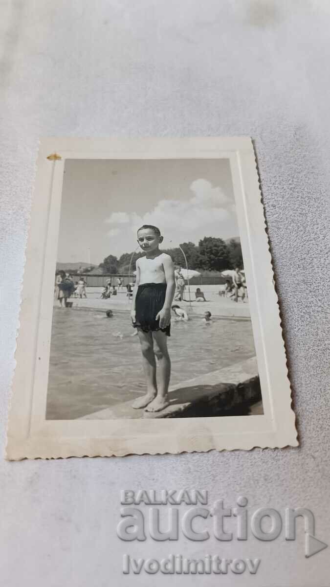 Photo Velingrad A boy in a retro swimsuit by a swimming pool