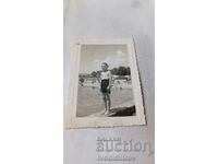 Photo Velingrad A boy in a retro swimsuit by a swimming pool