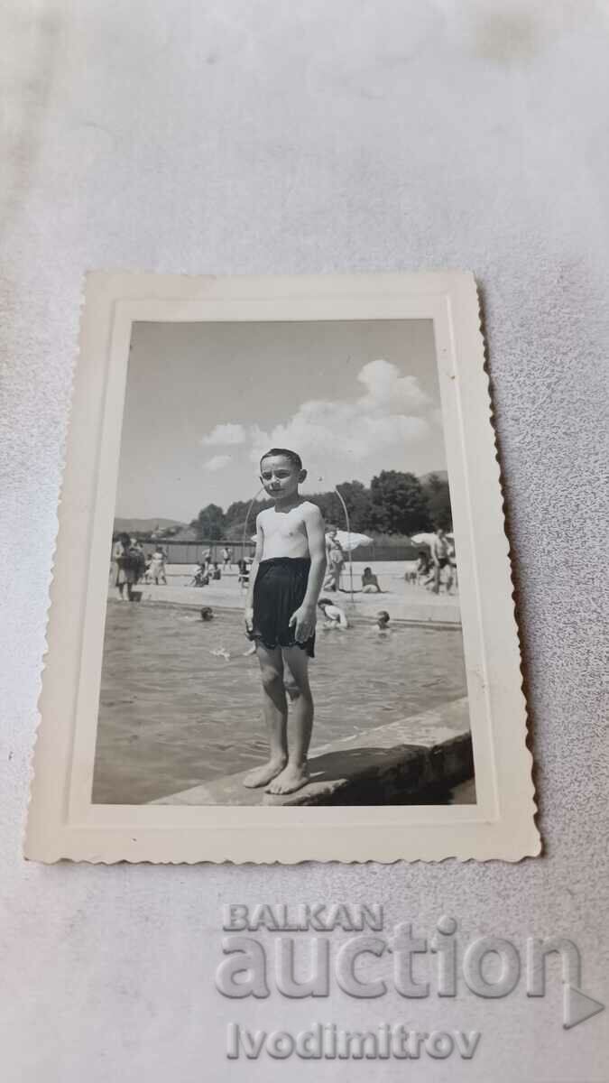 Φωτογραφία Velingrad Ένα αγόρι με ρετρό μαγιό δίπλα σε μια πισίνα