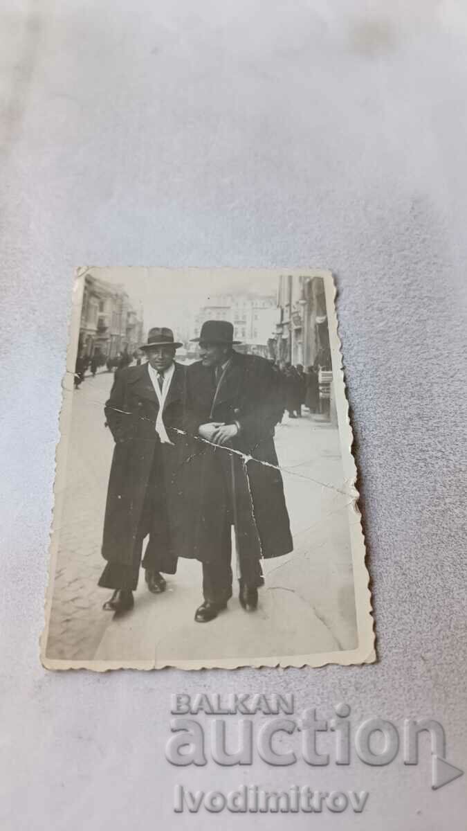 Снимка София Двама мъже в зимни палта на разходка