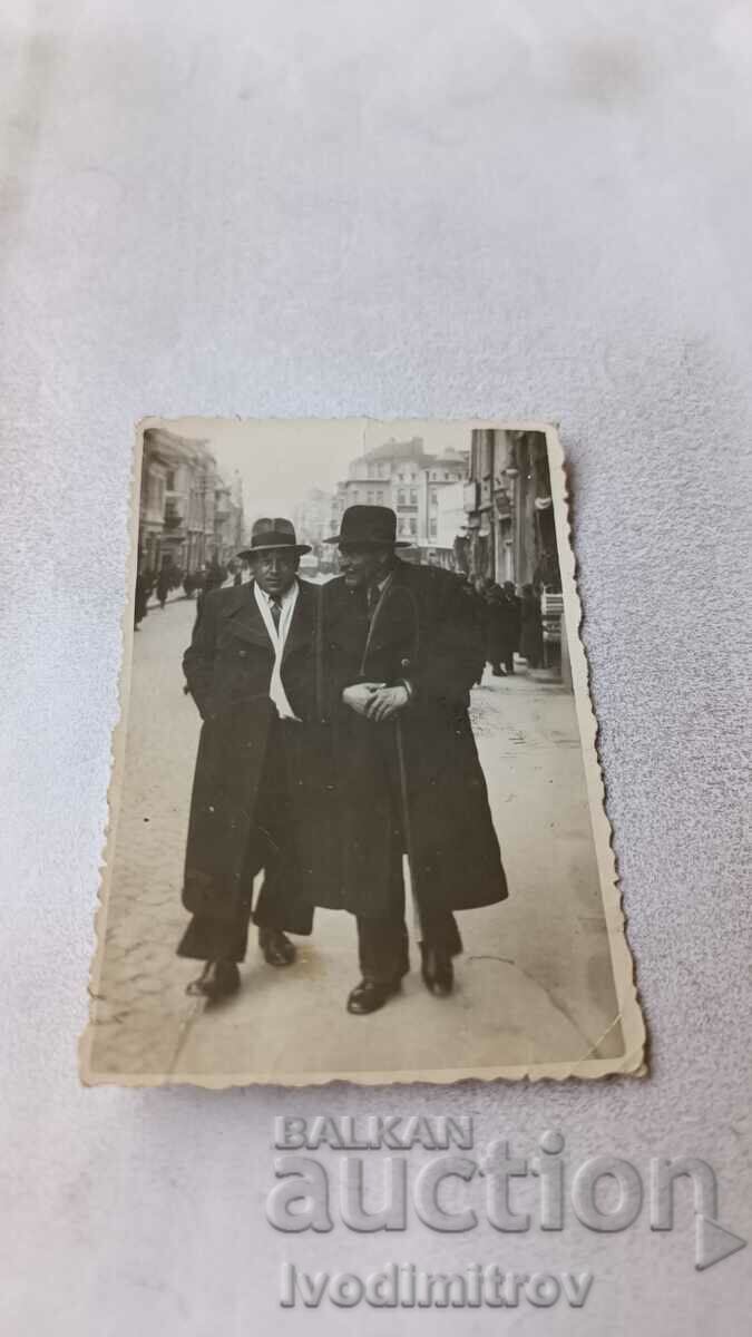 Снимка София Двама мъже в зимни палта на разходка