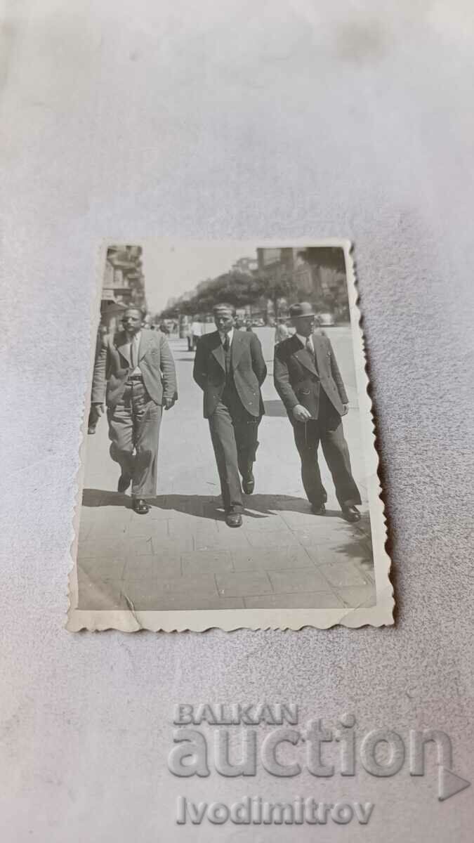 Снимка София Трима мъже на разходка
