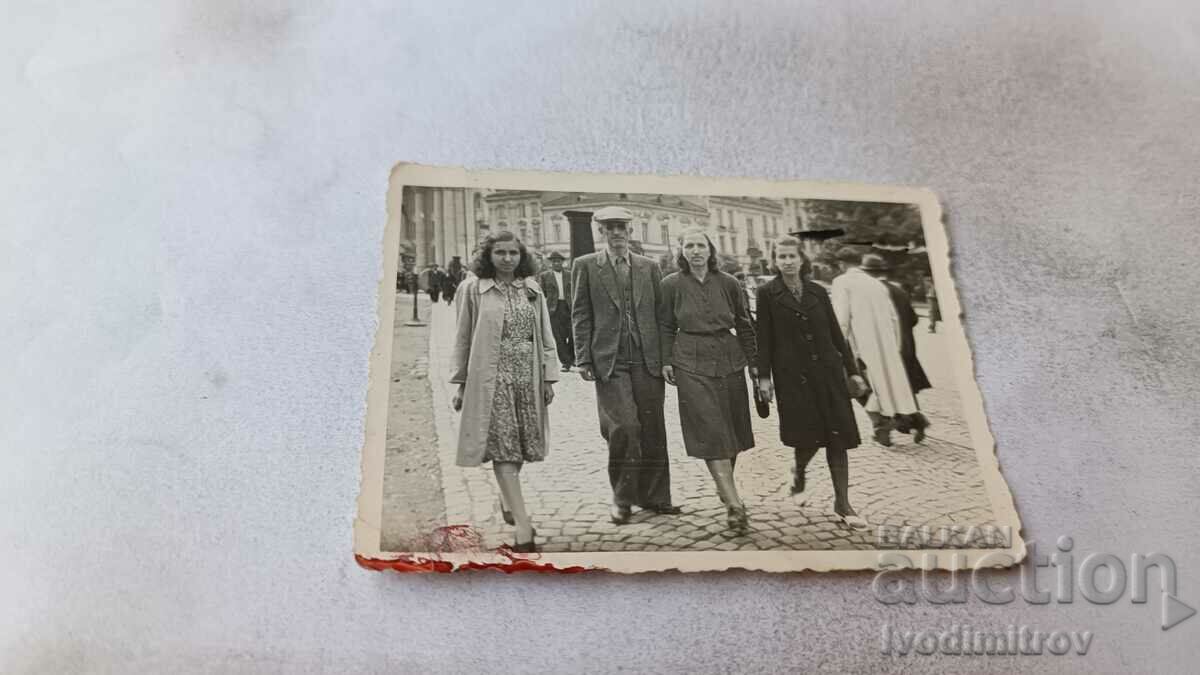 Снимка София Мъж и три млади жени на разходка 1943