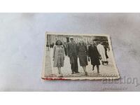 Снимка София Мъж и три млади жени на разходка 1943