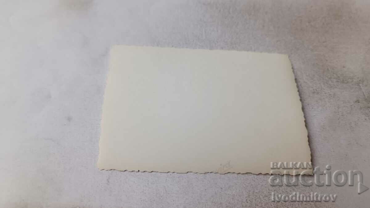 Φωτογραφία Ένας άντρας τρώει σε ένα ξύλινο τραπέζι με τιμή 1.35 BGN | € 0.69 Φωτογραφία Ένας άντρας τρώει σε ένα ξύλινο τραπέζι με τιμή 1.35 BGN | € 0.69