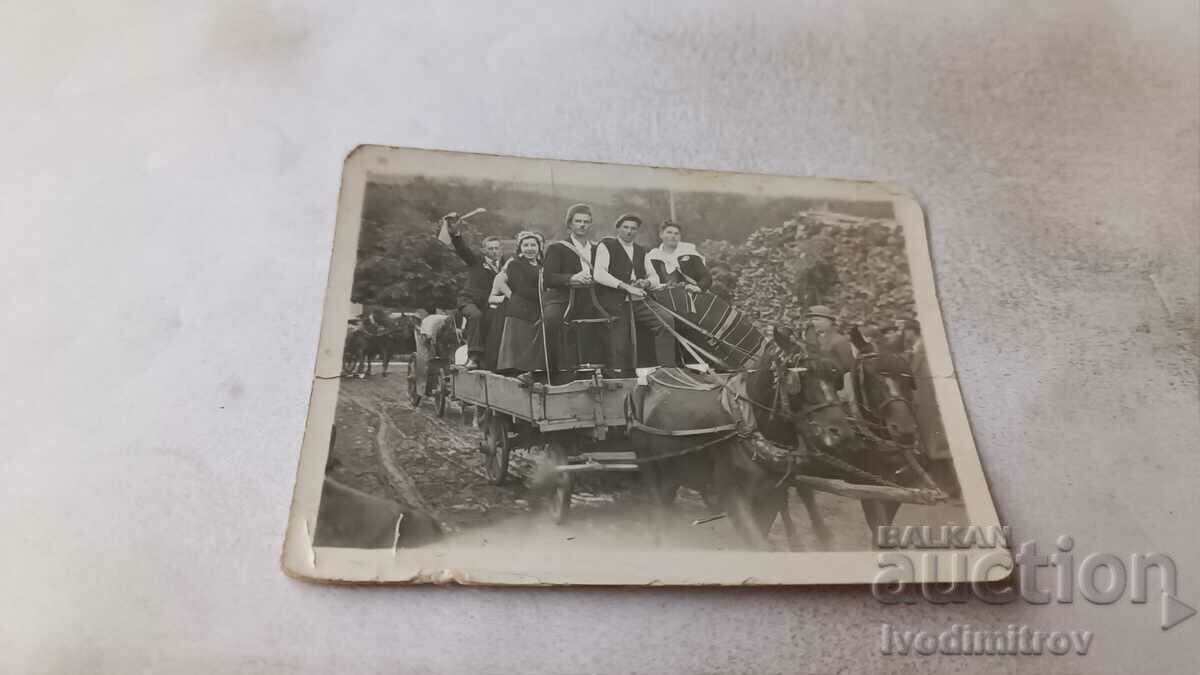 Photo Young men and women with a horse-drawn carriage