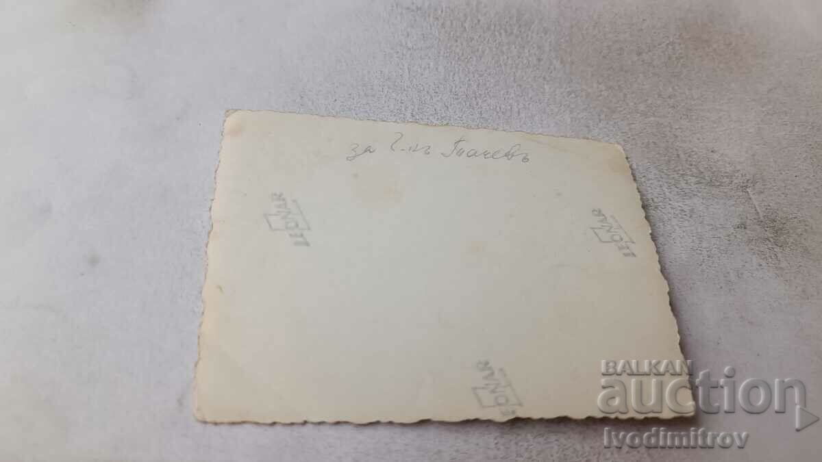 Φωτογραφία Άνδρες και γυναίκες δίπλα στη θάλασσα με τιμή 1.35 BGN | € 0.69 Φωτογραφία Άνδρες και γυναίκες δίπλα στη θάλασσα με τιμή 1.35 BGN | € 0.69