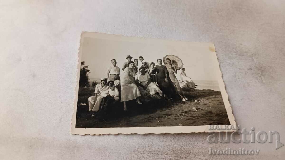 Fotografie Bărbați și femei lângă mare