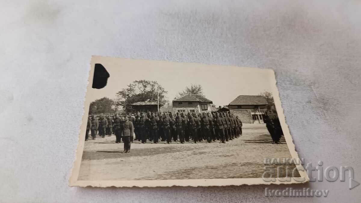 Снимка Офицери и строени войници