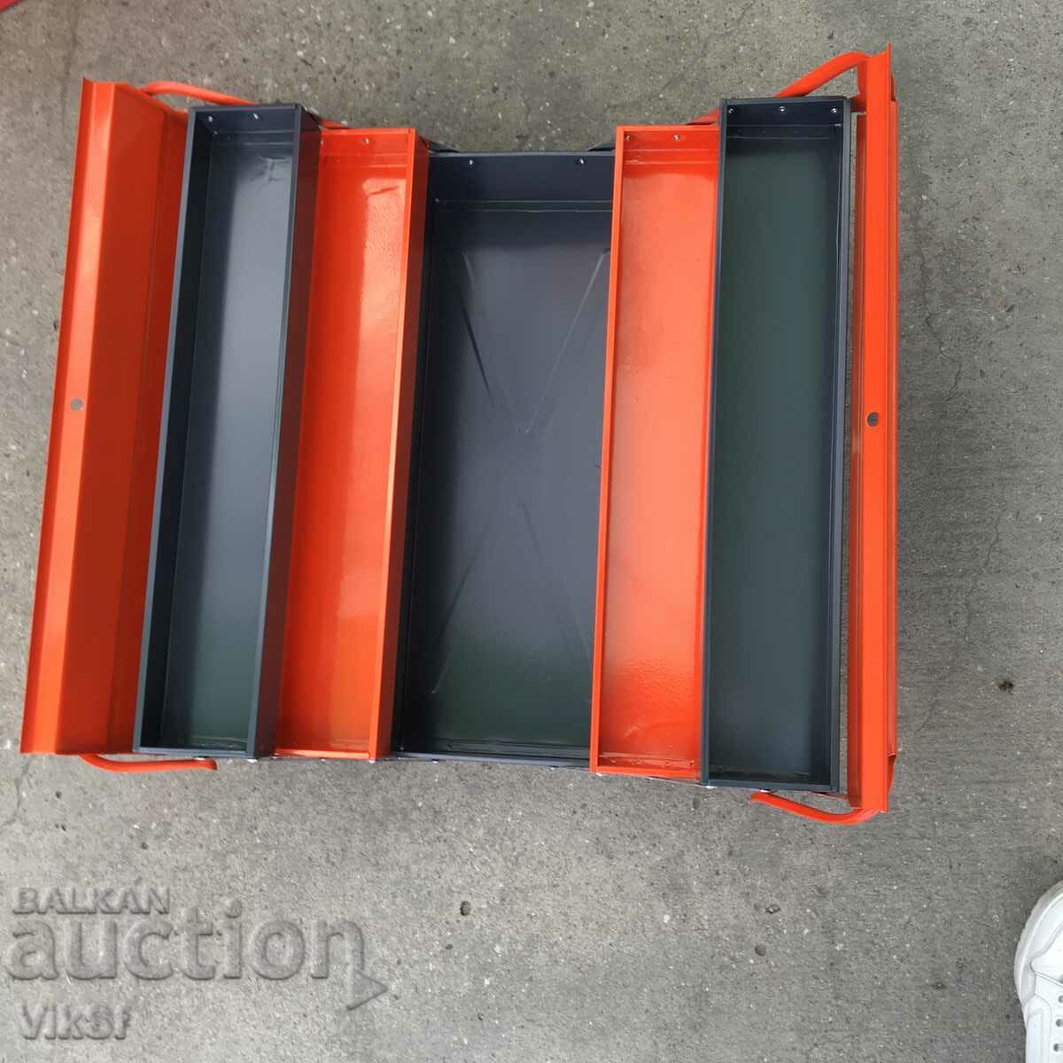 Metal tool box with 5 compartments and padlock with price 38.50 BGN | € 19.68