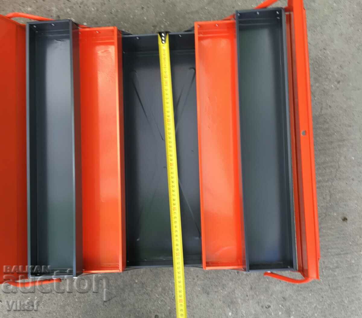 Auction  Metal tool box with 5 compartments and padlock