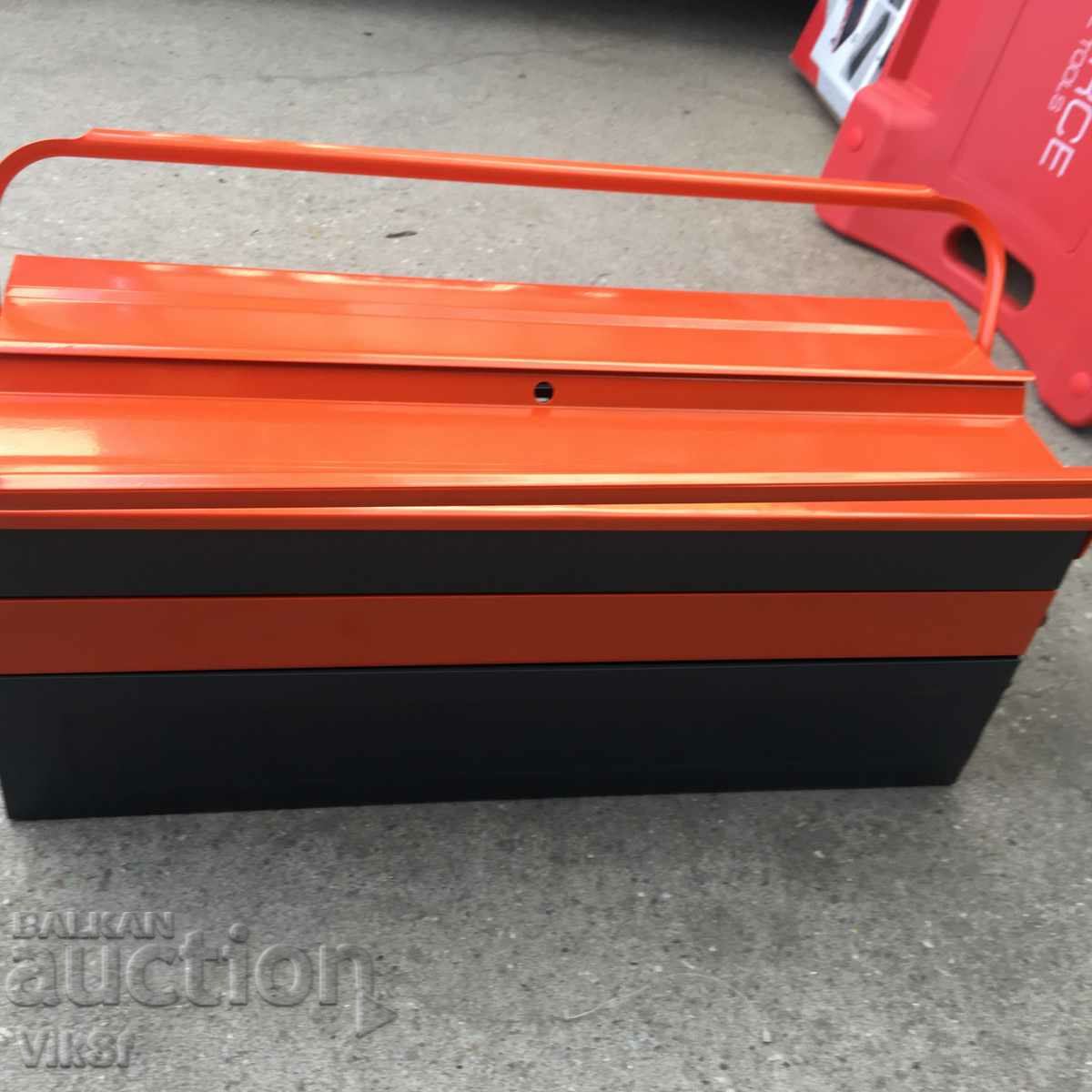 Metal tool box with 5 compartments and padlock - 5