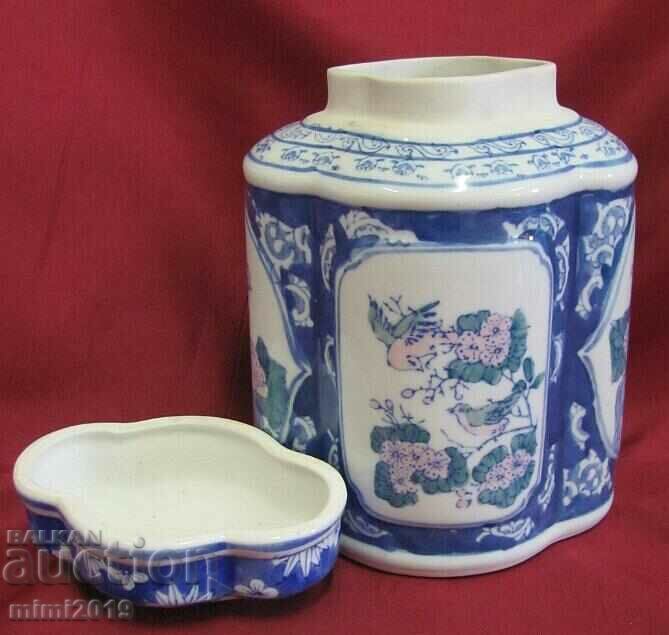 Auction  Porcelain bowl with lid for spices