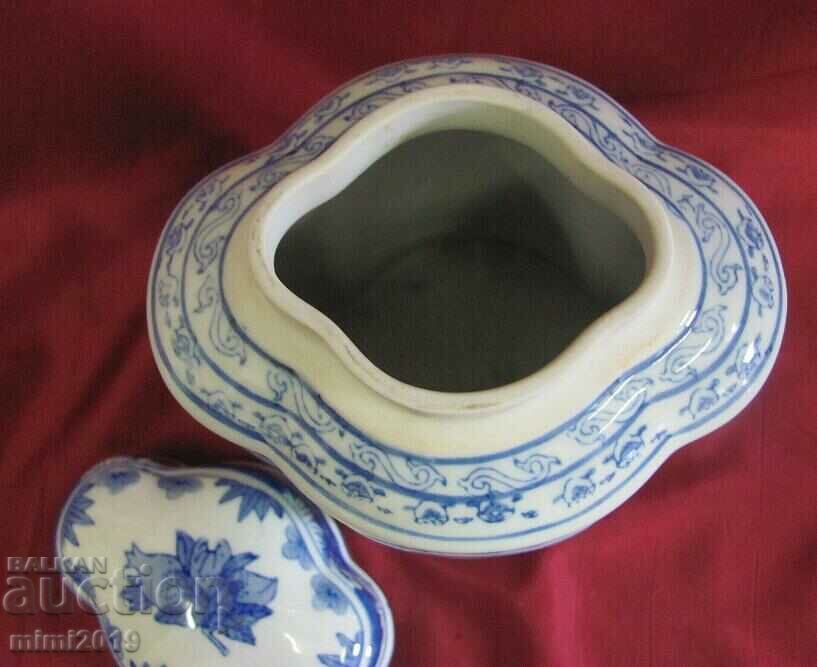 Delivery of Porcelain bowl with lid for spices