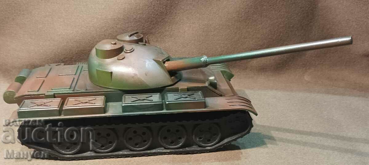 Auction Old T-55 tank model. Auction Old T-55 tank model.