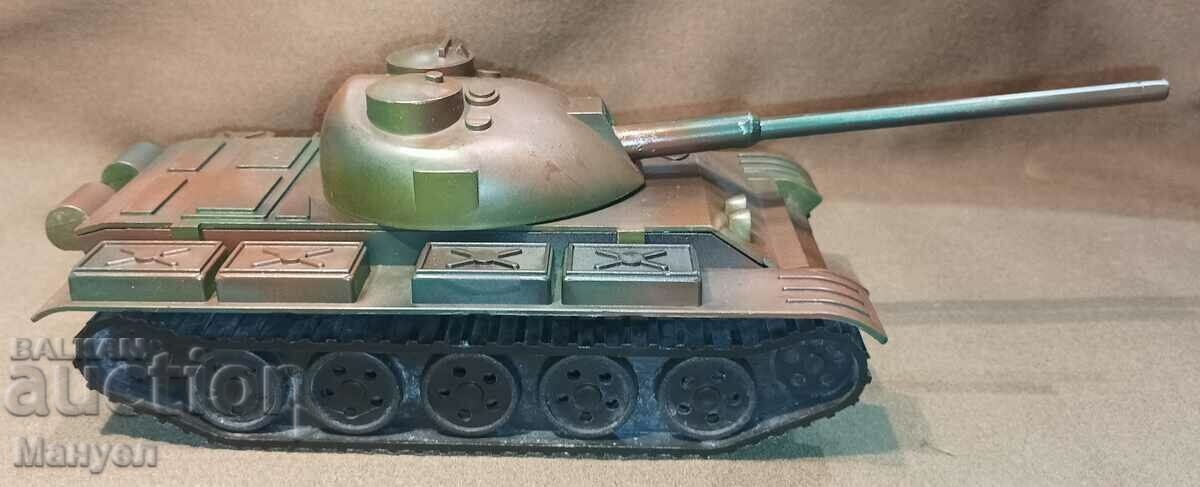Vechiul model de tanc T-55.
