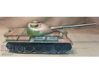 Vechiul model de tanc T-55.