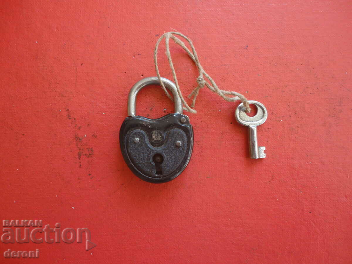 Auction  Padlock Burg Deponiere padlock with key