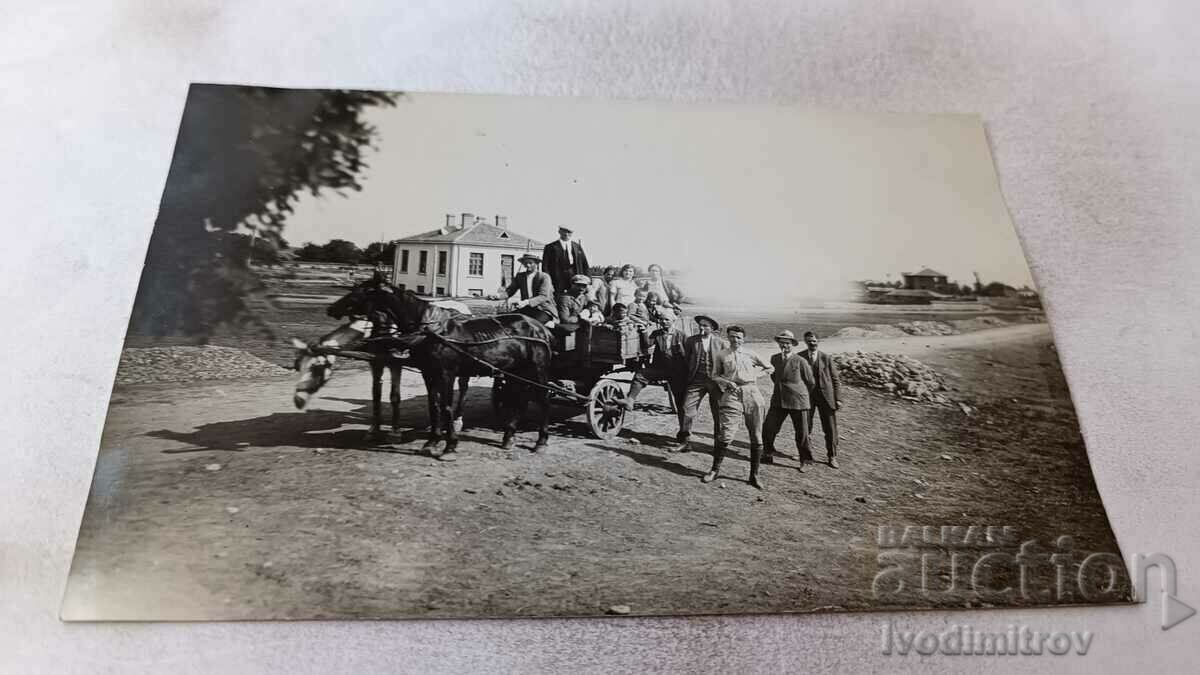 Picture Men women and children with a two-horse wagon