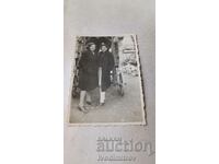 Fotografie Asenovgrad Două tinere pe stradă 1943